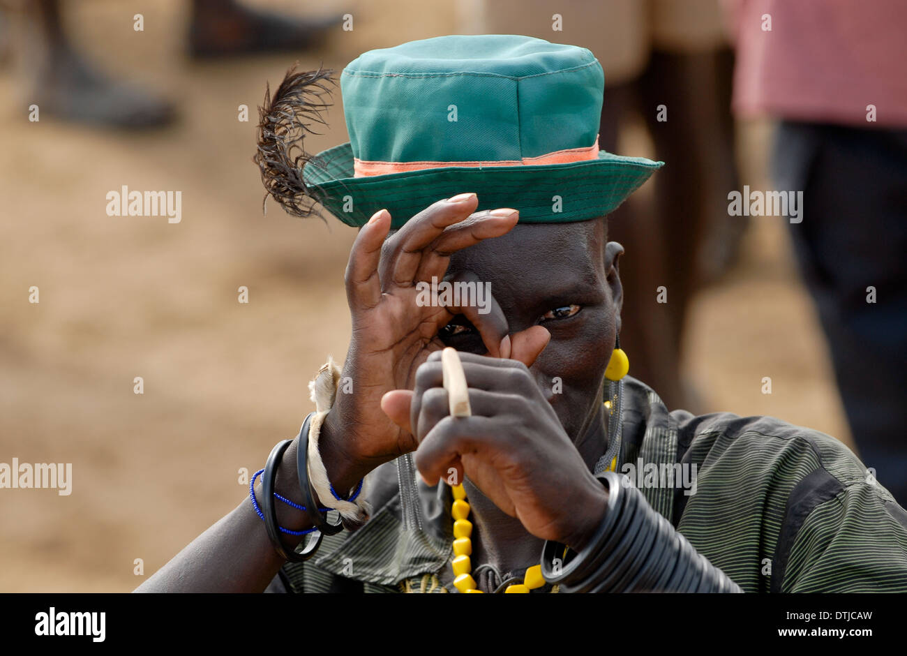Karamoja en Ouganda de Kotido, peuple Karimojong, tribu pastorale, l'homme imiter photographe Banque D'Images