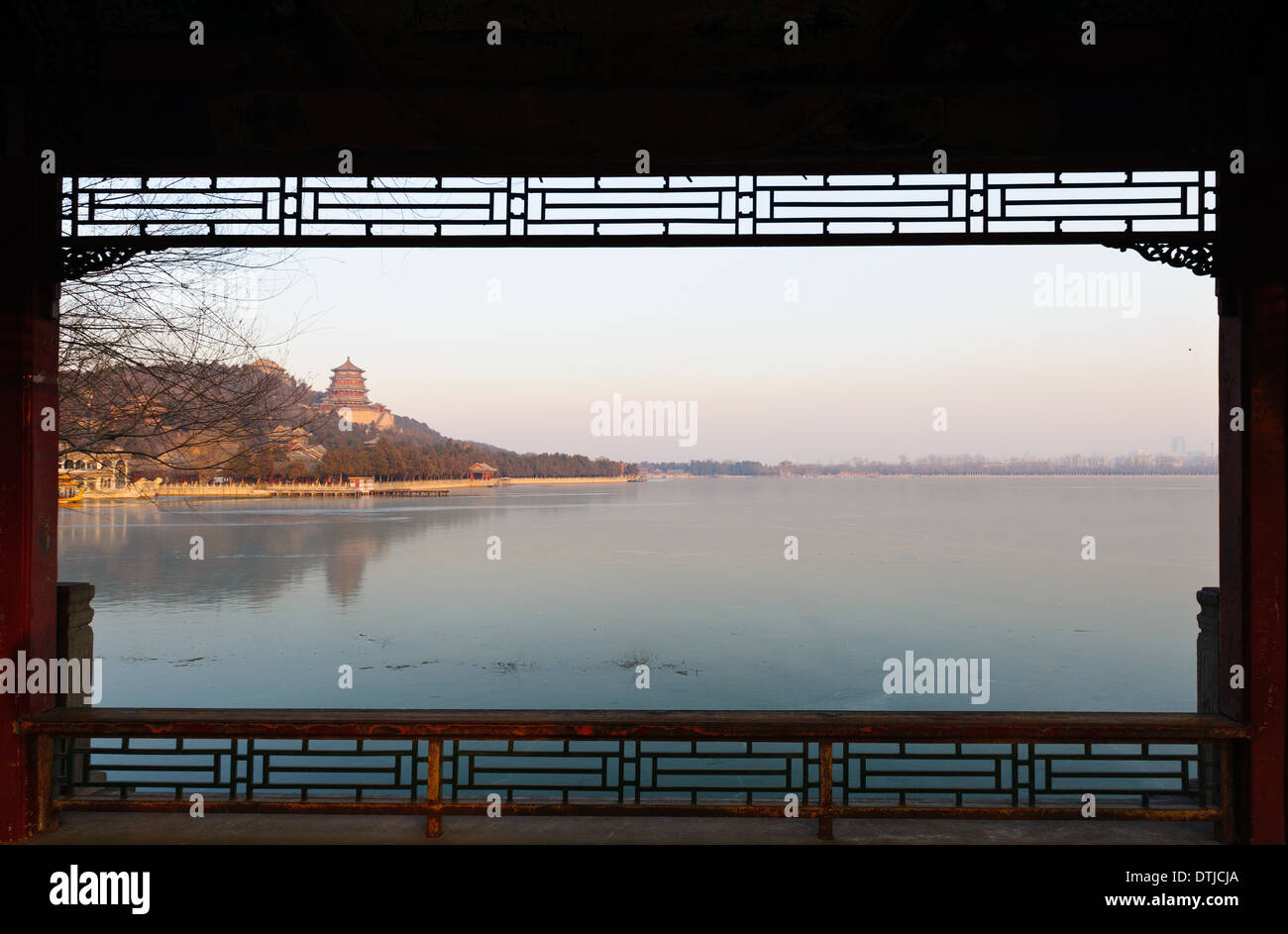 Vue depuis un couloir sur le lac Kunming et la colline de la longévité au Palais d'été à Beijing. Chine Banque D'Images