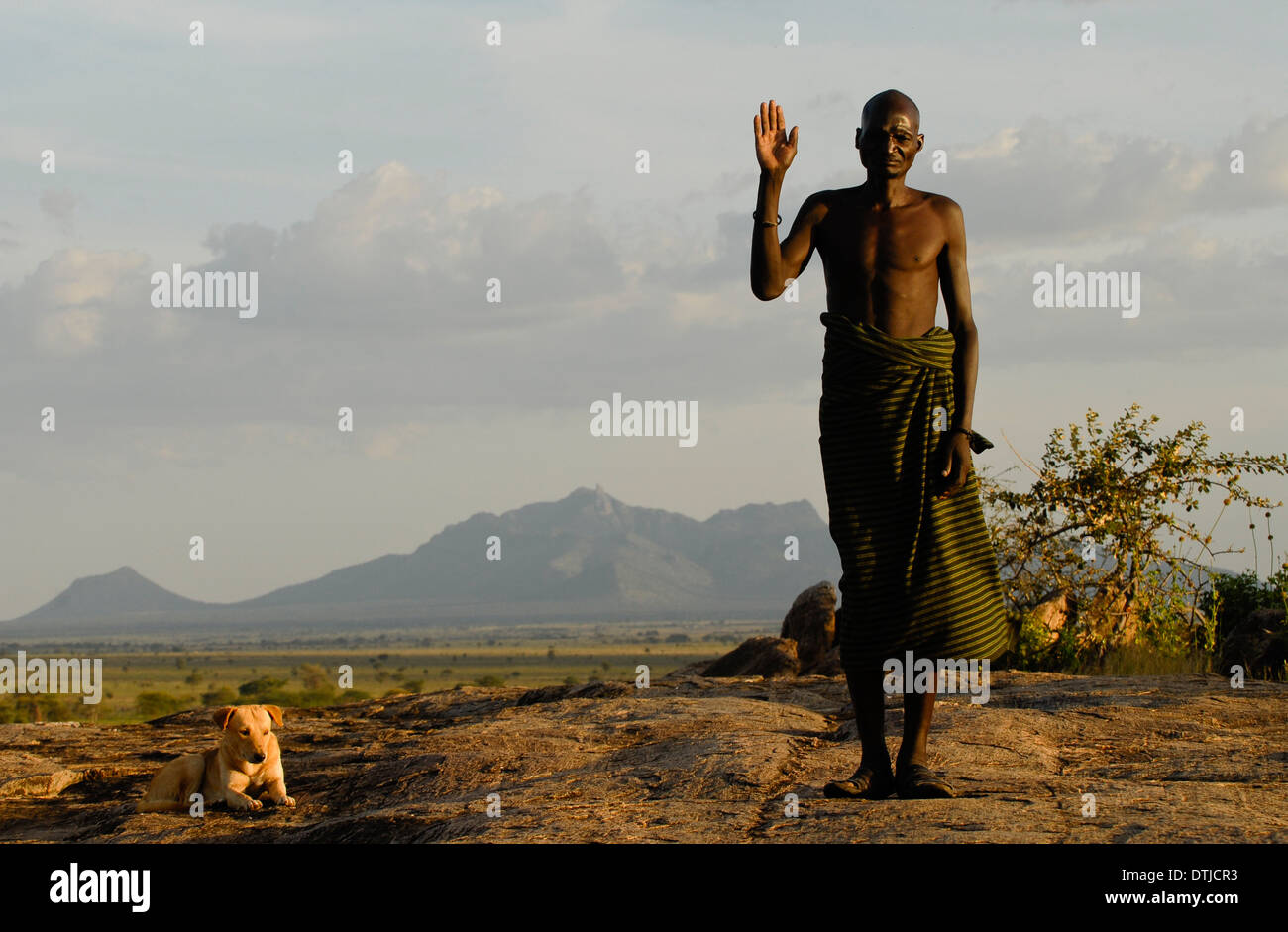 Karamoja en Ouganda de Kotido, peuple Karimojong, tribu pastorale, guerrier en face de mountain range Banque D'Images