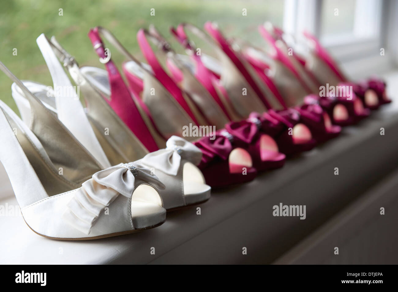 Une rangée de paires de chaussures haut talon peep toe slingbacks en blanc  et rose occasion spéciale Angleterre Photo Stock - Alamy