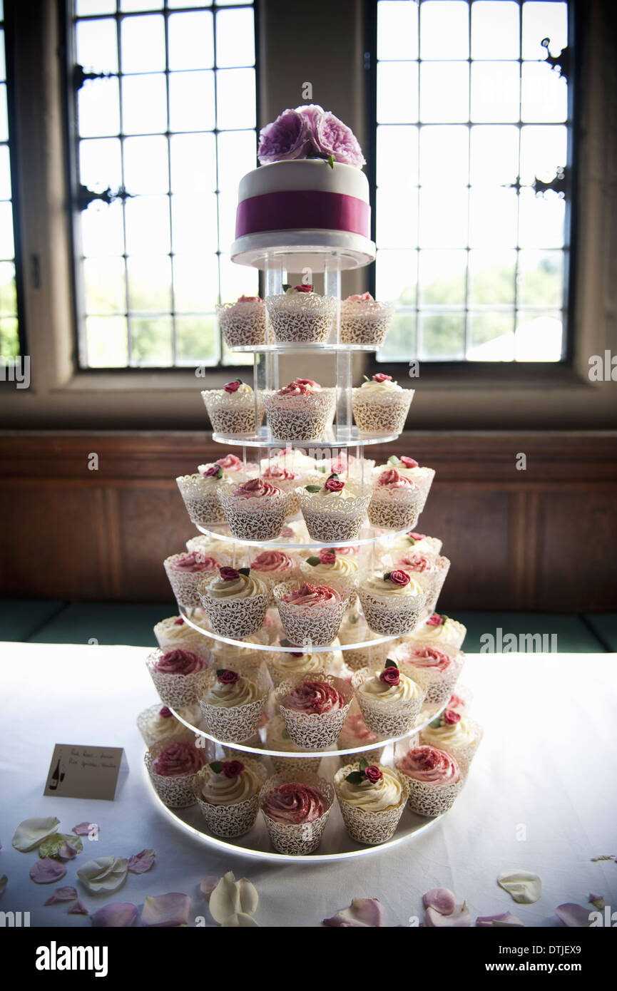 Cupcakes dépoli sur un niveau sept cake stand un petit gâteau gâteau de mariage en Angleterre Banque D'Images