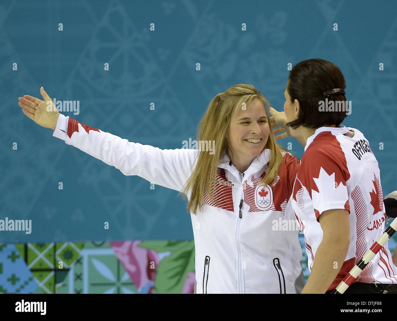 Sochi, Russie. 19 février 2014. Jennifer Jones (CAN, passer) célèbre la victoire avec Jill Officer (CAN). Demi-finale de curling Femmes - GBR v pouvez - centre de curling Ice Cube - Parc olympique - Sotchi - Russie - 19/02/2014 Credit : Sport en images/Alamy Live News Banque D'Images