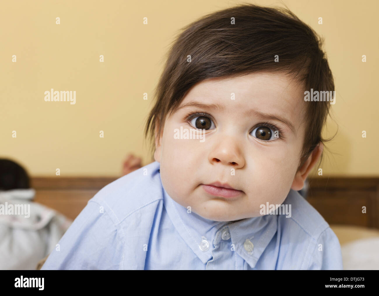 Un jeune enfant avec des yeux ronds et les cheveux noirs à l'appareil photo à New York USA Banque D'Images