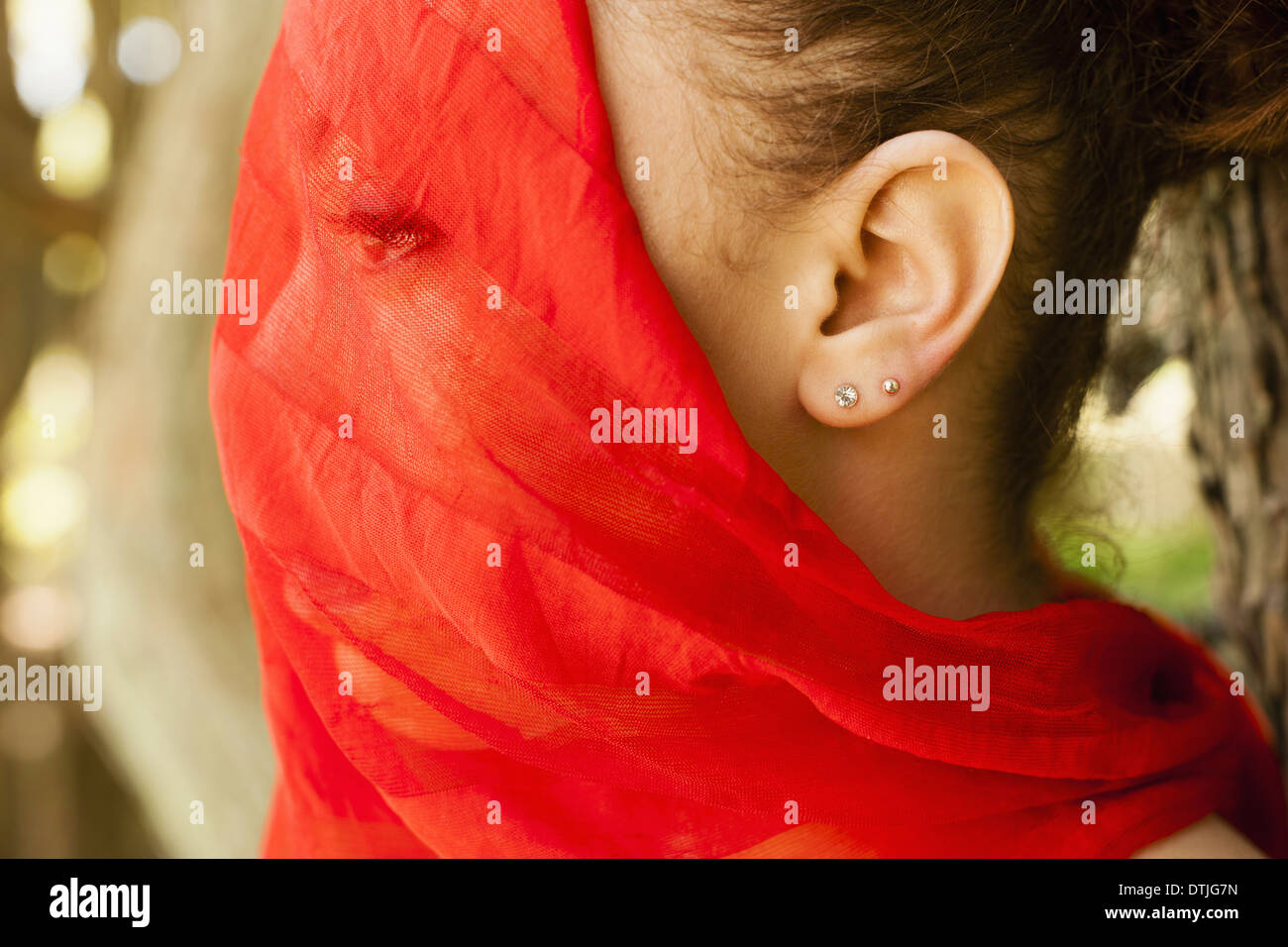 Une jeune femme avec un voile rouge seethrough transparente sur son visage Pennsylvania USA Banque D'Images