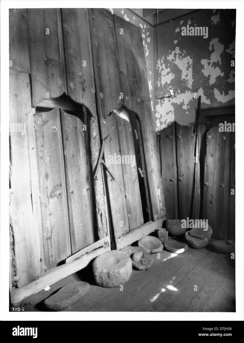 Cette photographie montre les vieilles portes de la Mission San Gabriel, Californie, prises vers 1908, mettant en valeur l'architecture et l'importance historique de cette première mission. Banque D'Images