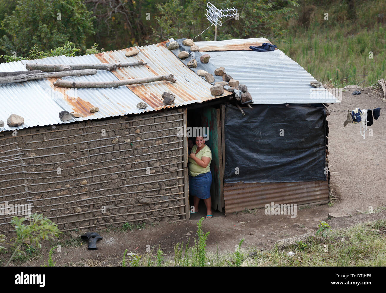 Femme debout sur le seuil de sa maison, San Ramon, Nicaragua Banque D'Images