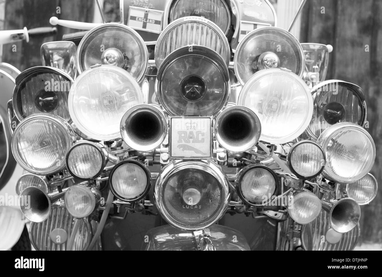 Un gros plan des lumières et des cornes sur un scooter Banque D'Images