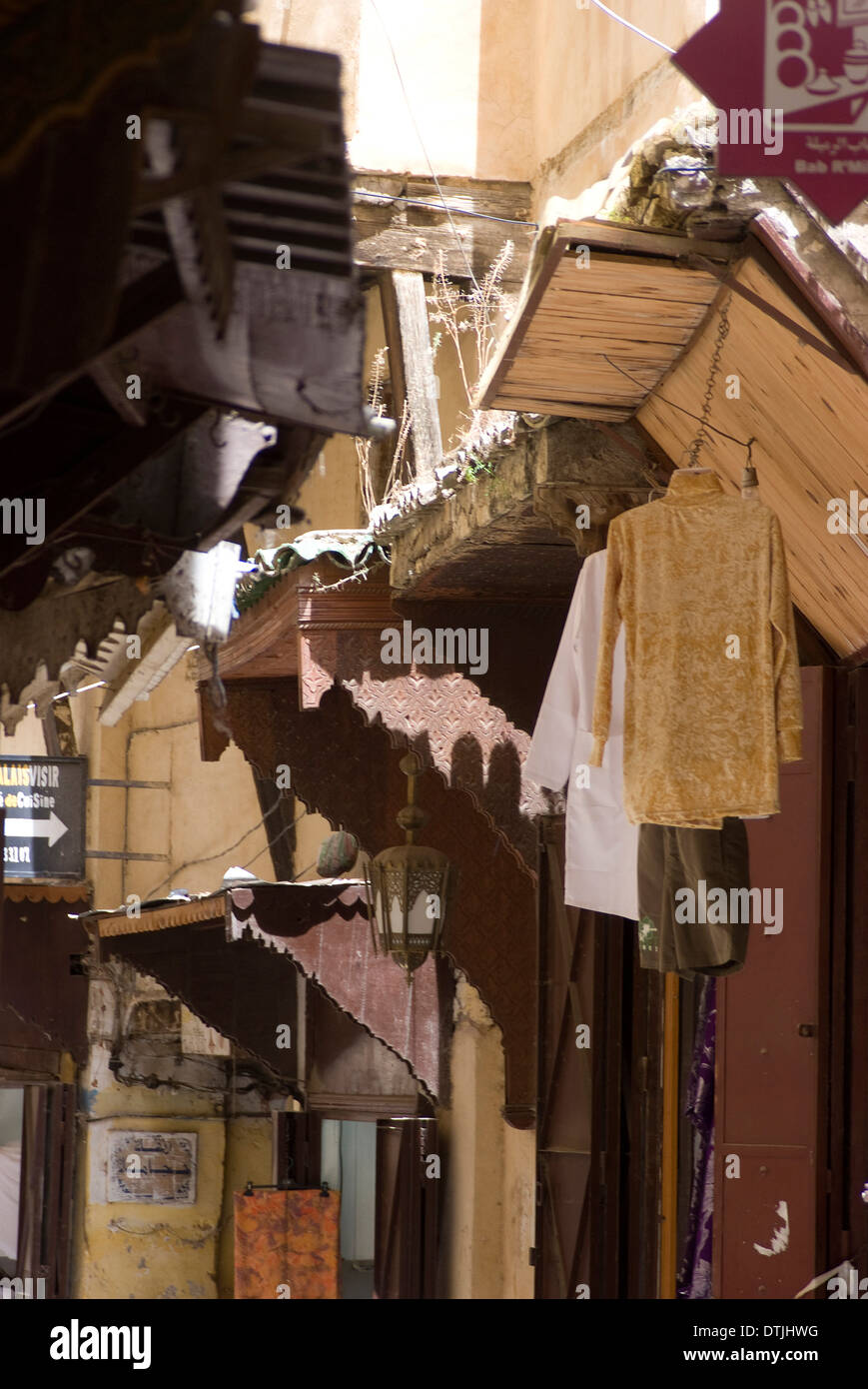 Des auvents, des toits et des vêtements suspendus dans la medina, Fes, Maroc Banque D'Images