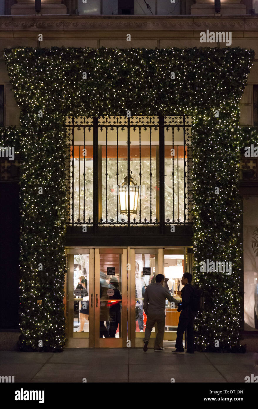 Saks Fifth Avenue entrée avec des décorations de Noël, NYC Banque D'Images