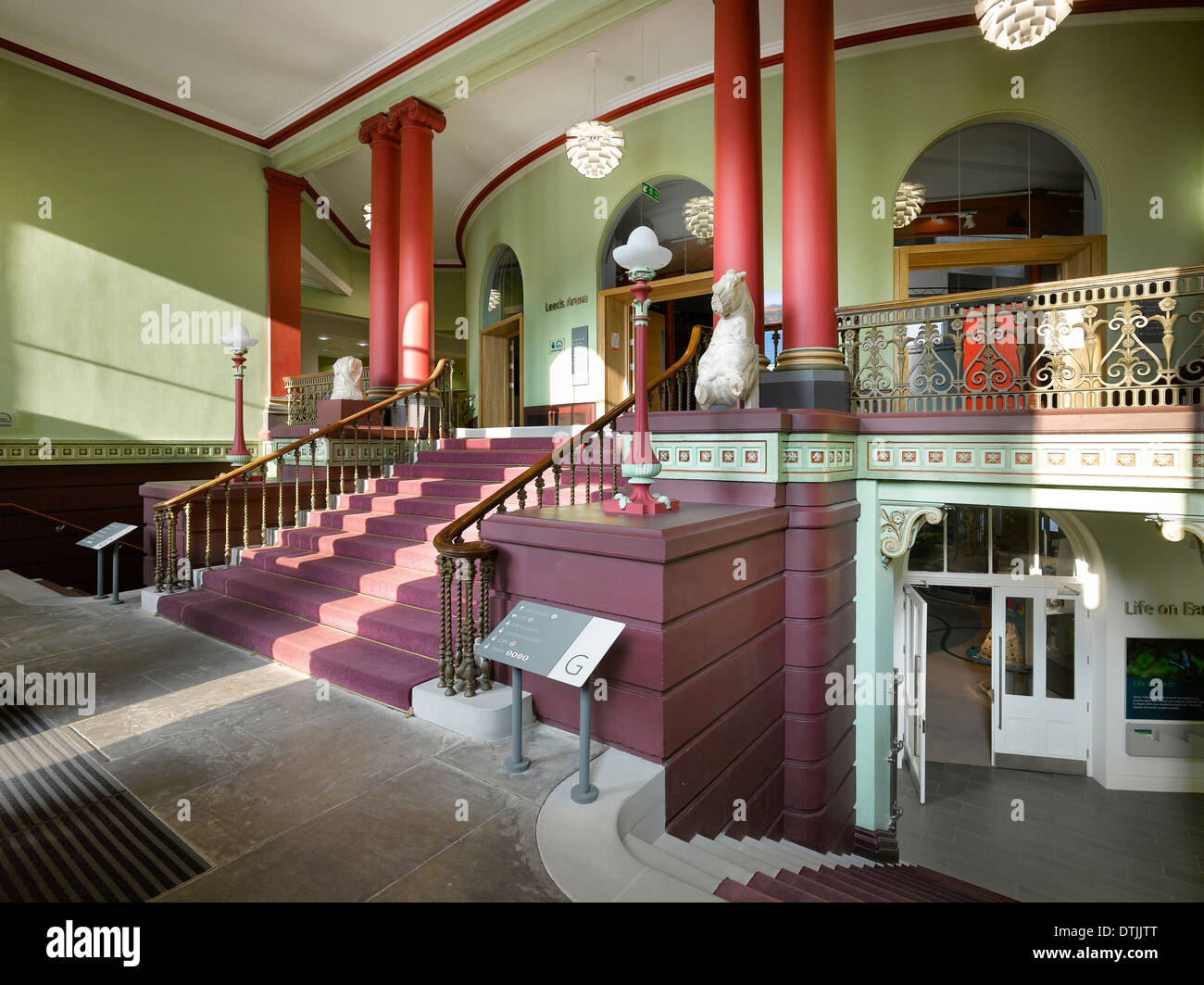 Un escalier intérieur le Musée de la ville de Leeds, Leeds, Yorkshire. Banque D'Images