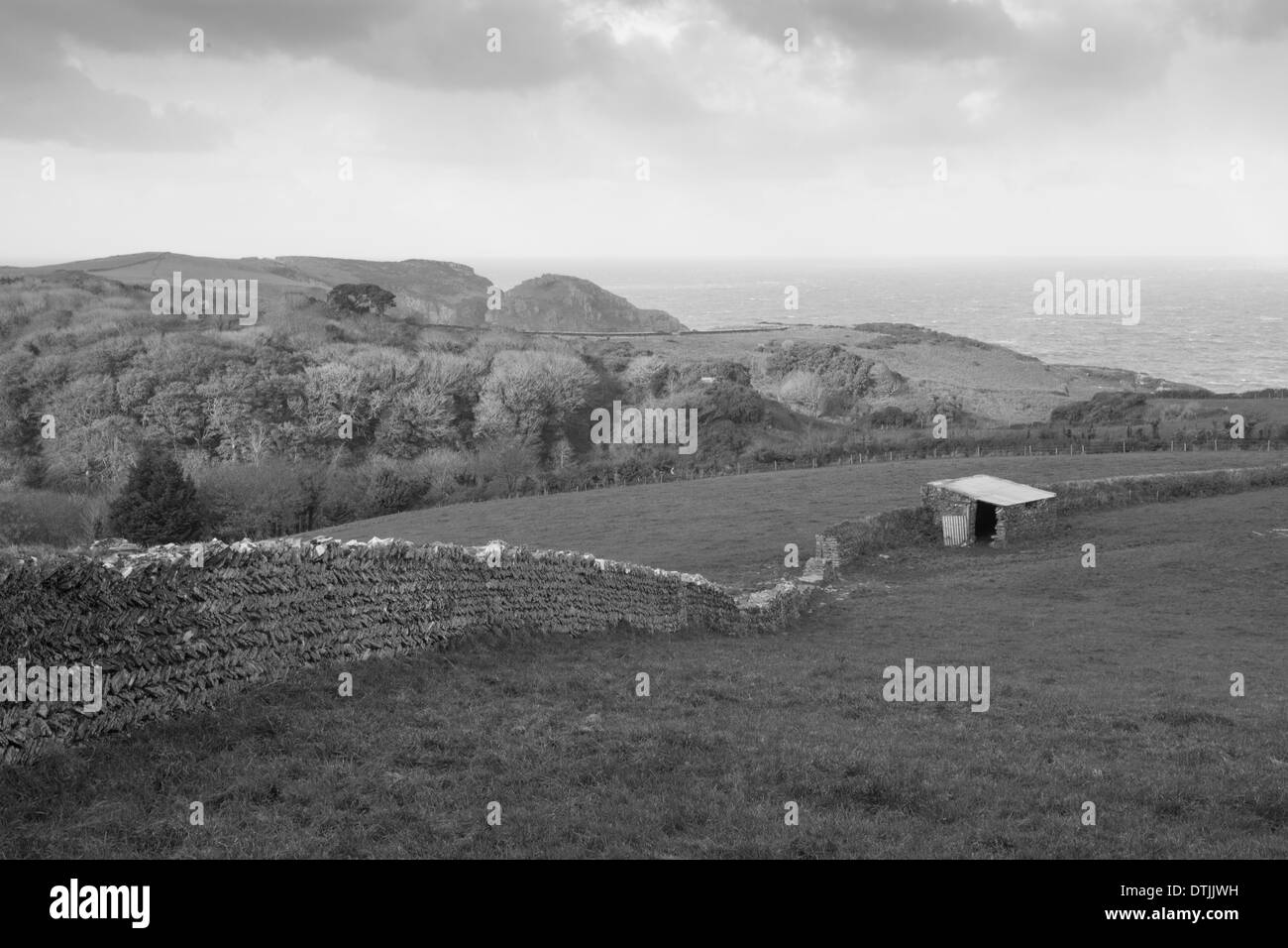 Entre les domaines du paysage et une grange à la mer à Cornwall Banque D'Images