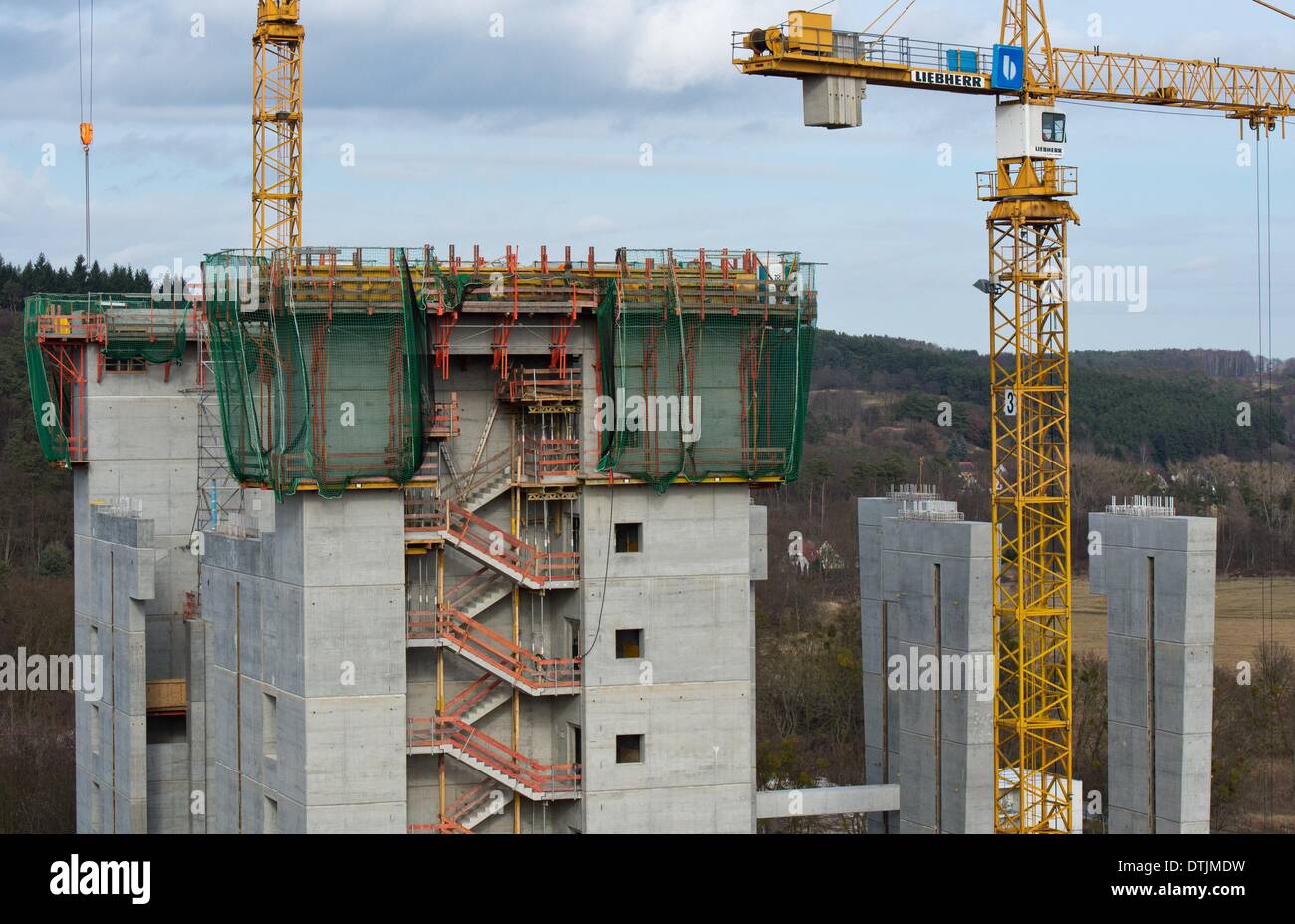 Autour de piliers en béton de 50 mètres de haut et placez-la hors de la fondation du chantier (R) pour le nouveau bateau mécanique à côté de l'ancien ascenseur dans Niederfinow, Allemagne, 17 février 2014. L'Administration fédérale de l'eau et de l'expédition est en train de construire un nouveau navire de levage pour la voie navigable européenne va pour remplacer l'ancien ascenseur construit en 1934 pour un coût d'environ 285 millions d'euros. L'ascenseur pour navires devrait ouvrir en 2016. Photo : Patrick Pleul Banque D'Images