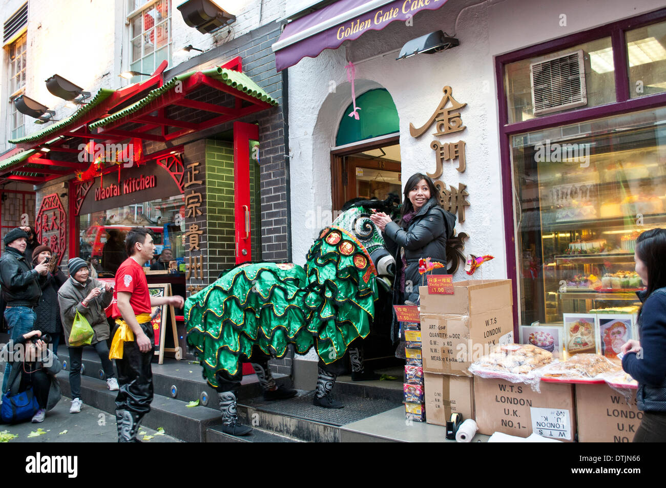 Lion entre dans une boutique, on croit que la coutume traditionnelle chinoise porter chance pour le Nouvel An Chinois, Chinatown, Soho, London, UK Banque D'Images