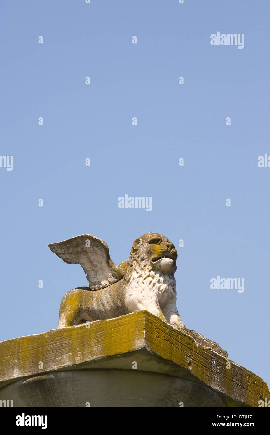 Statue de lion ailé sur la toiture du bâtiment, détail. Banque D'Images