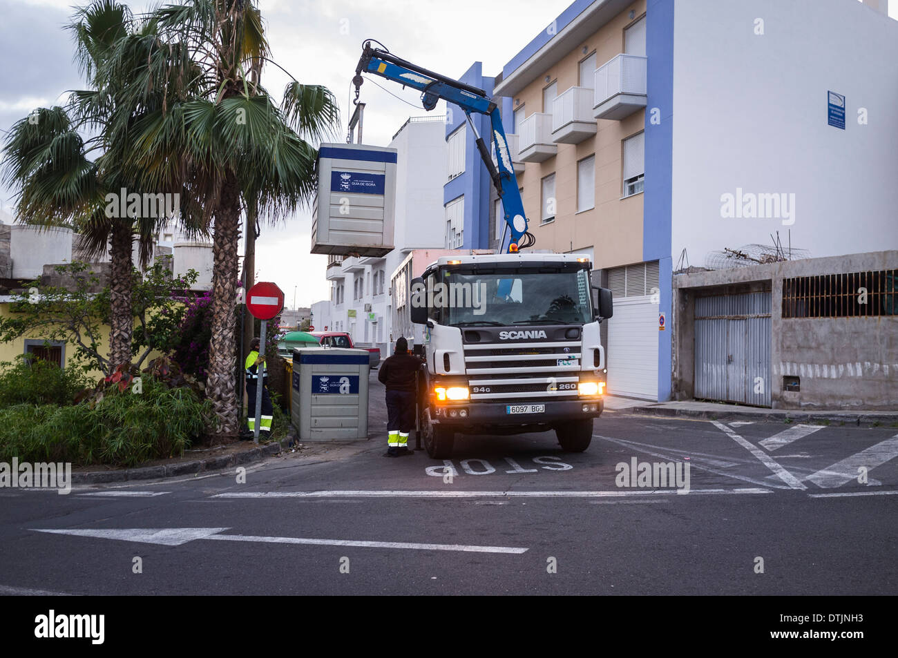 Guia de Isora ordures collecte conseil camion conteneur de recyclage du papier dans une rue de Playa San Juan, Ténérife, Banque D'Images