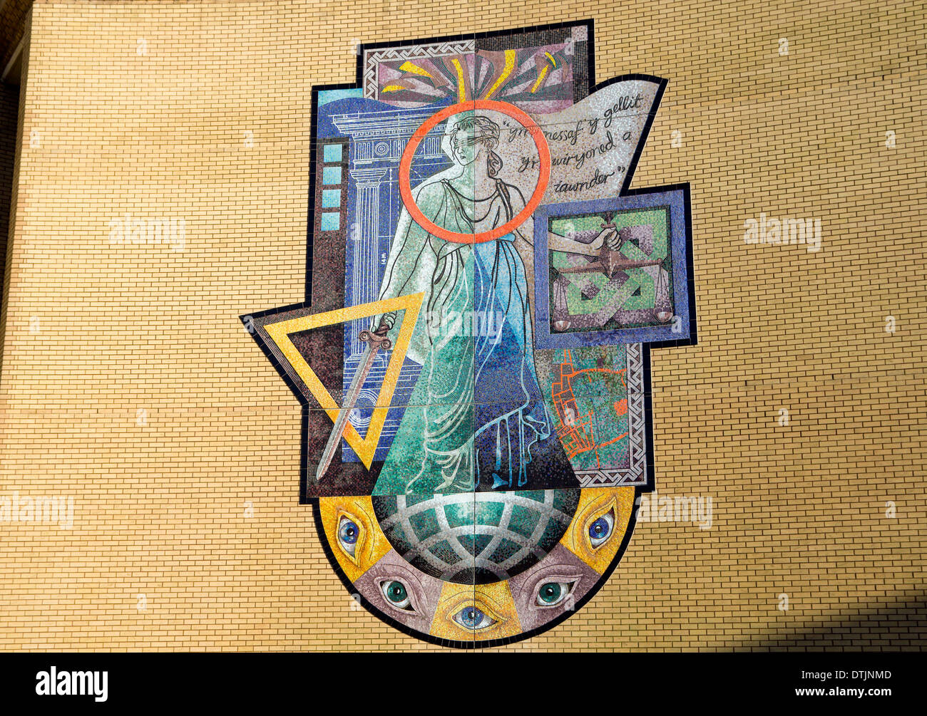 Mosaic par Louise Shenstone et Adrian Butler sur la cour des magistrats, Cardiff. Banque D'Images Mosaic par Louise Shenstone et Adrian Butler sur la cour des magistrats, Cardiff. Banque D'Images