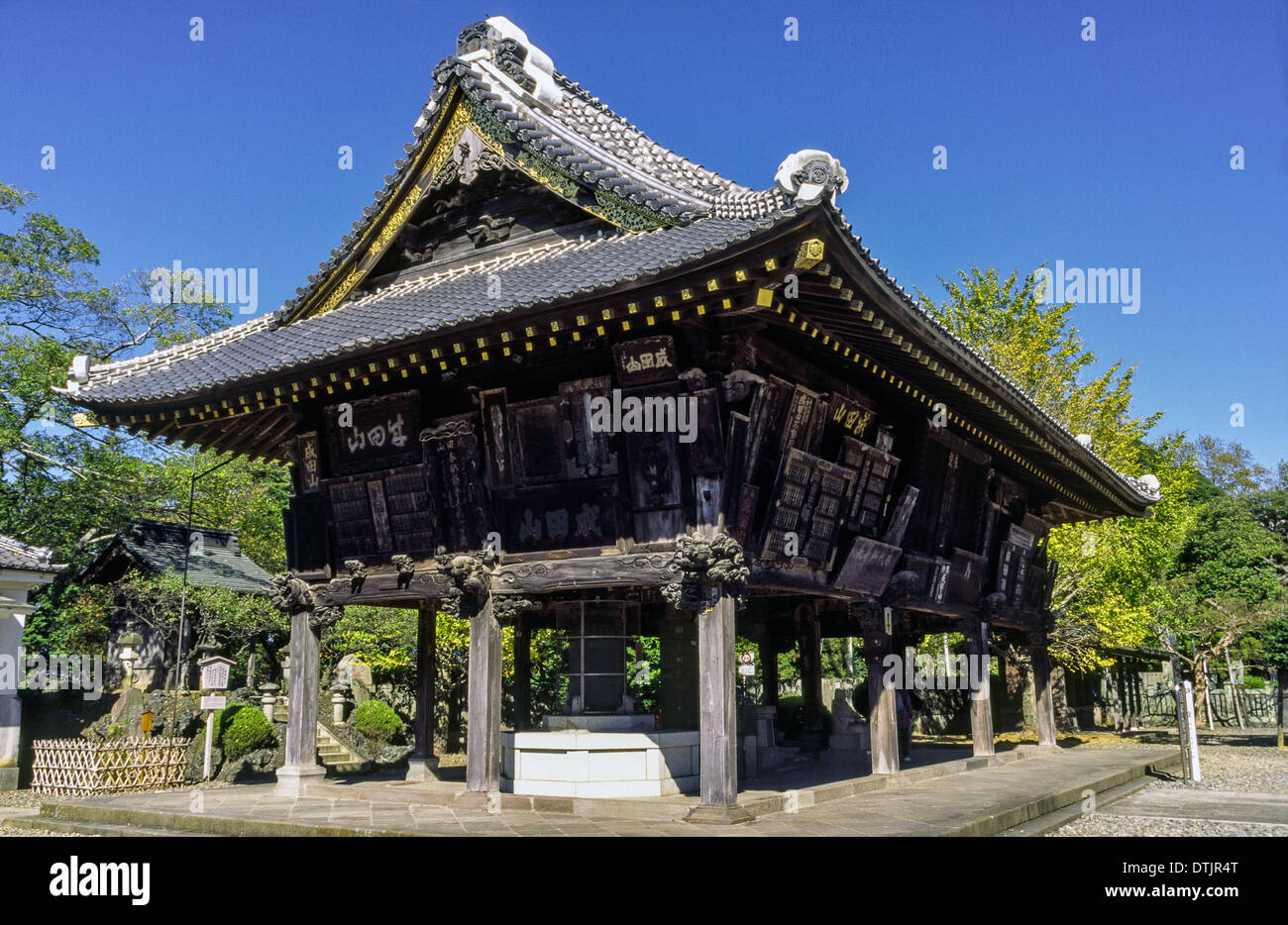Vieux temple japonais fonctionnels préservé et culte Banque D'Images