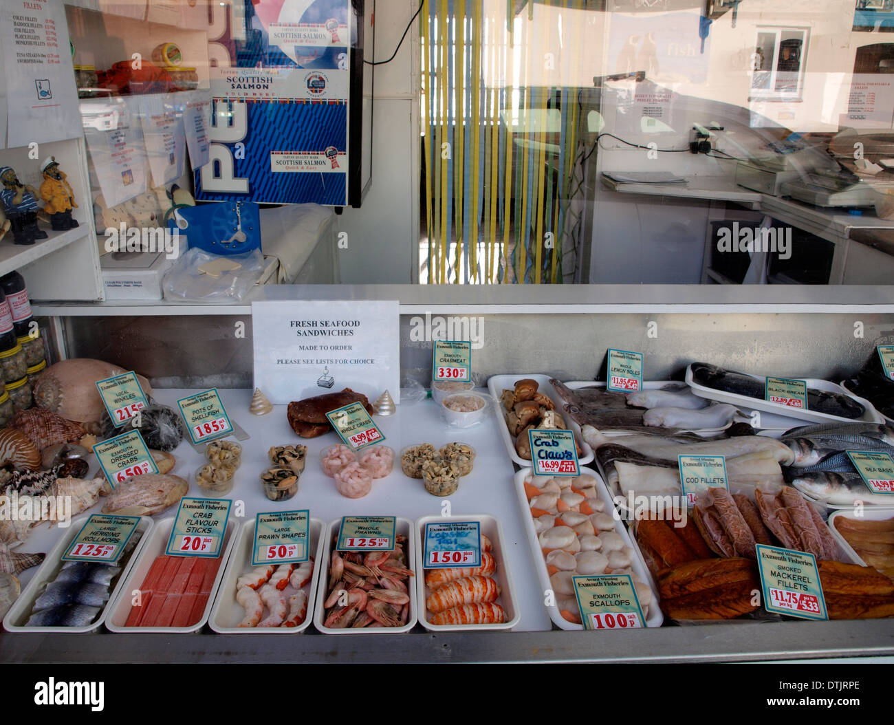 Vue à travers une fenêtre en poissons mongers shop, Exmouth, Devon, UK Banque D'Images