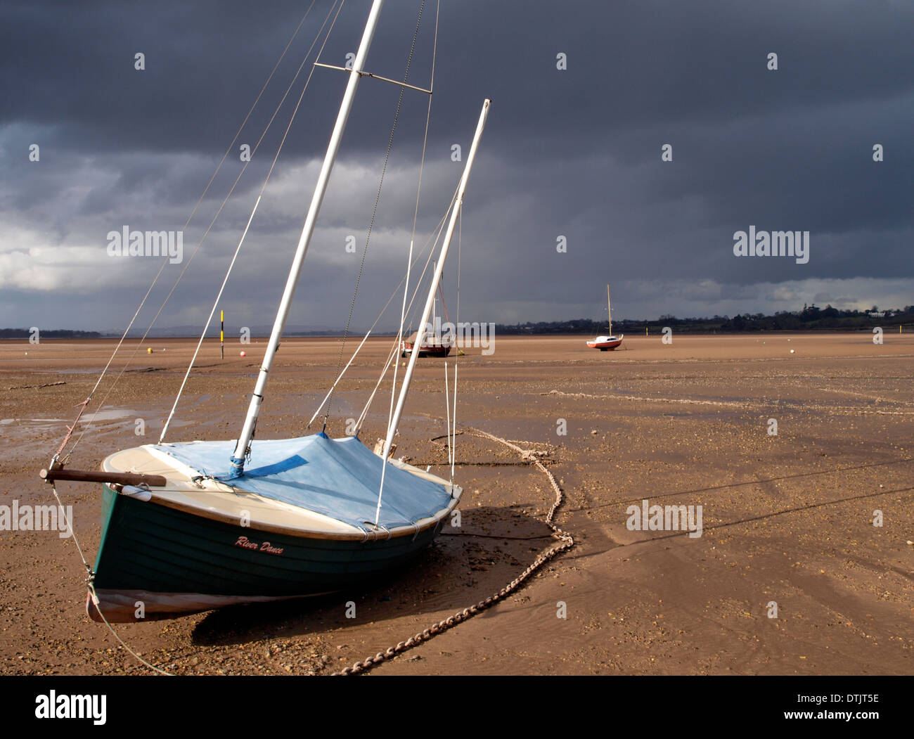 Petit voilier à marée basse sur l'estuaire, Exmouth, Devon, UK Banque D'Images