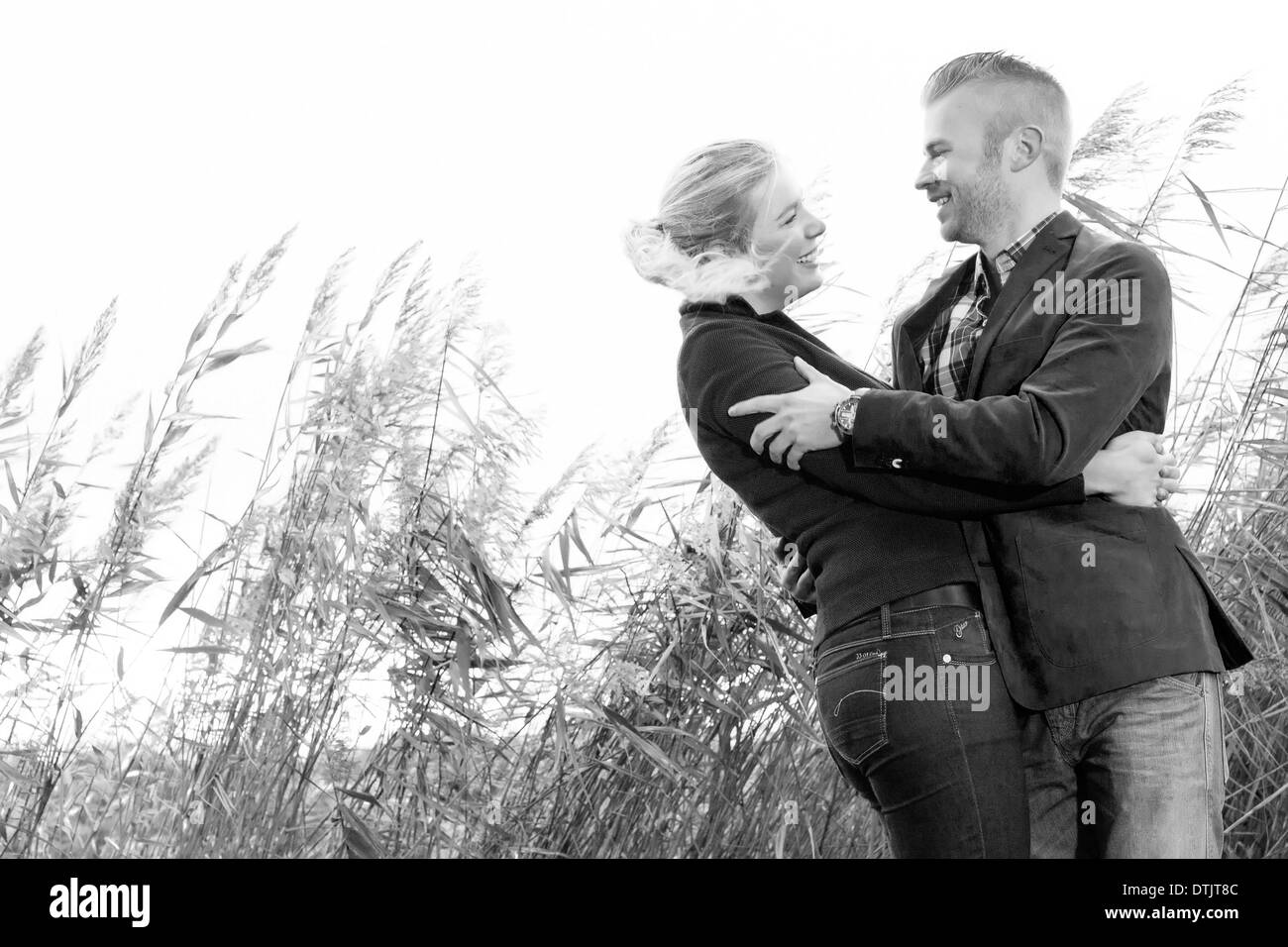 Happy young couple est d'avoir un temps agréable en octobre Banque D'Images