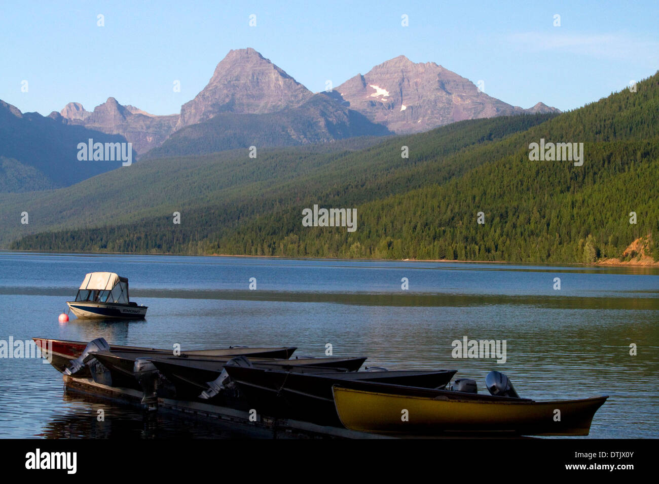 Nautisme sur le lac McDonald, le plus grand lac de Glacier National Park, Montana, USA. Banque D'Images