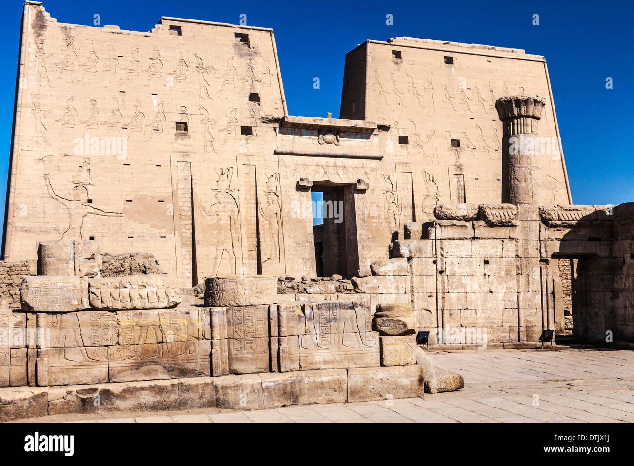 Partie de l'immeuble de l'Ancien Temple égyptien d'Horus à Edfou. Banque D'Images