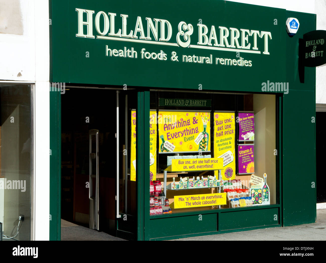 La Hollande et Barrett nourriture santé shop, Queen Street, Cardiff, Pays de Galles. Banque D'Images