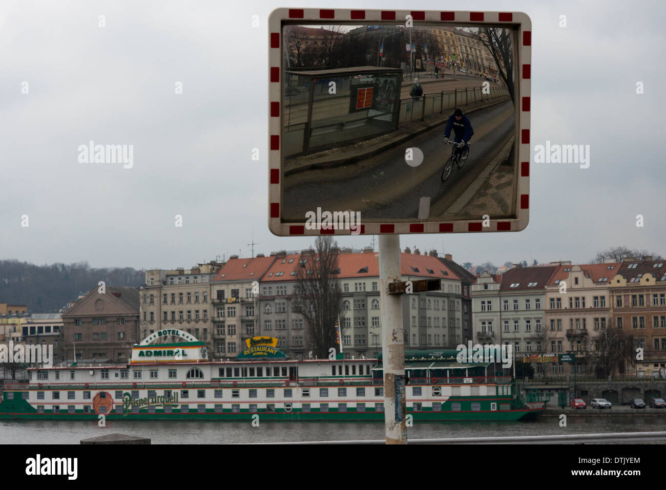 Croisière sur la rivière Vltava.Une promenade le long de la rivière Vltava est une activité qui ne devrait pas être absent lors d'un voyage à Prague. Banque D'Images