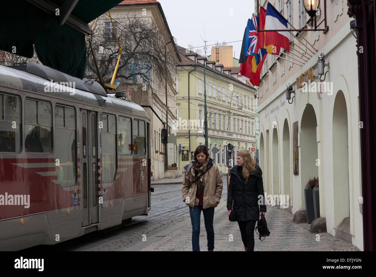 Un tram passe l'hôtel Roma dans la partie inférieure de Mala Strana . Dans les temps anciens c'était appelé Malá Strana město Pražské Malé Banque D'Images