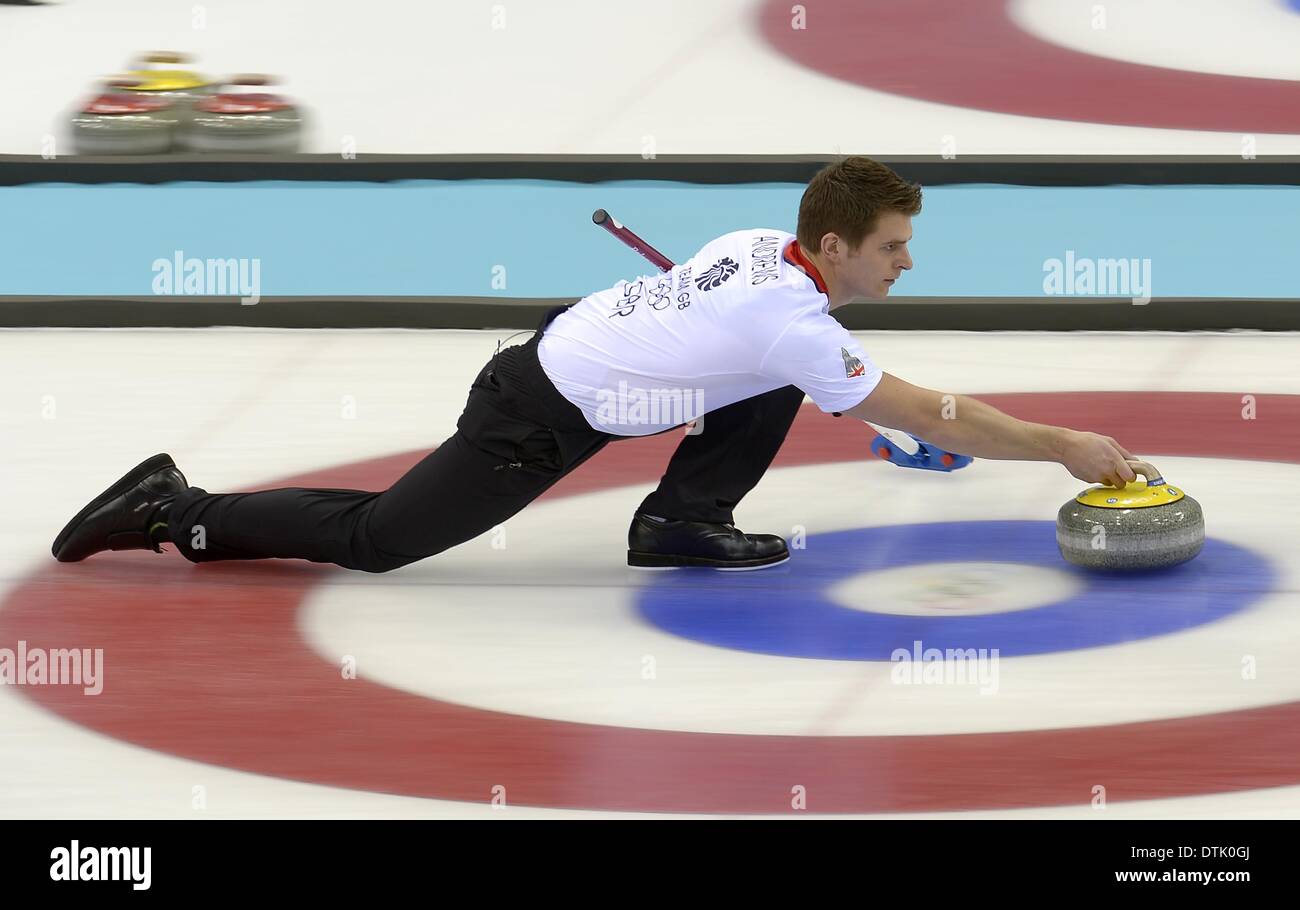 Sochi, Russie. 19 février 2014. Scott Andrws (GBR) pousse au large. Curling hommes demi-finale - GBR v SWE - centre de curling Ice Cube - Parc olympique - Sotchi - Russie - 19/02/2014 Credit : Sport en images/Alamy Live News Banque D'Images