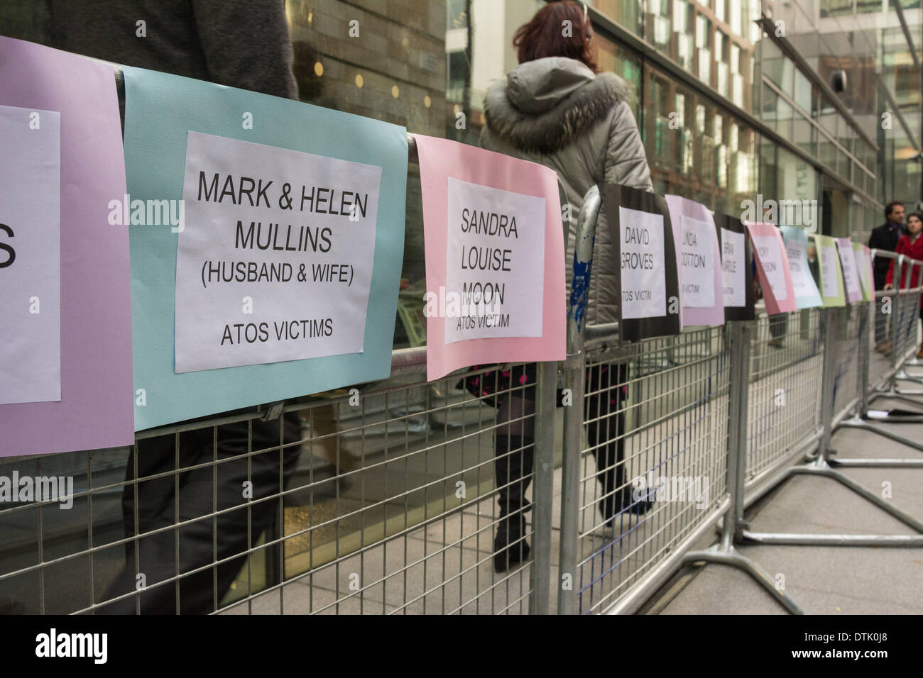 Siège social d'ATOS ORIGIN, London, UK, 19 février 2014. Memorial des banderoles portant les noms de ceux qui sont morts depuis que leurs prestations d'invalidité arrêté accrocher sur une barrière à l'extérieur du siège social d'ATOS ORIGIN à Londres. Au cours d'une manifestation nationale a appelé les militants pour l'abolition de l'évaluation de la capacité de travail et a déclaré qu'un médecin qualifié, idéalement le GP qui voit régulièrement et traite la personne malade ou handicapée en question, est la seule personne capable de décider si une personne est apte au travail. Une minute de silence a été tenue Crédit : Patricia Phillips/Alamy Live News Banque D'Images