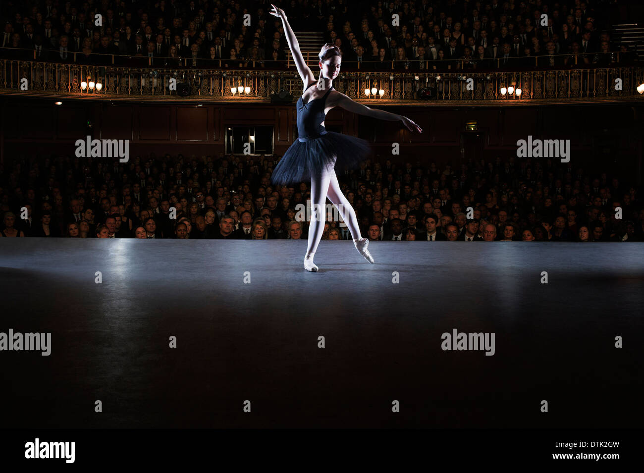 Ballerine performing on stage in theater Banque D'Images