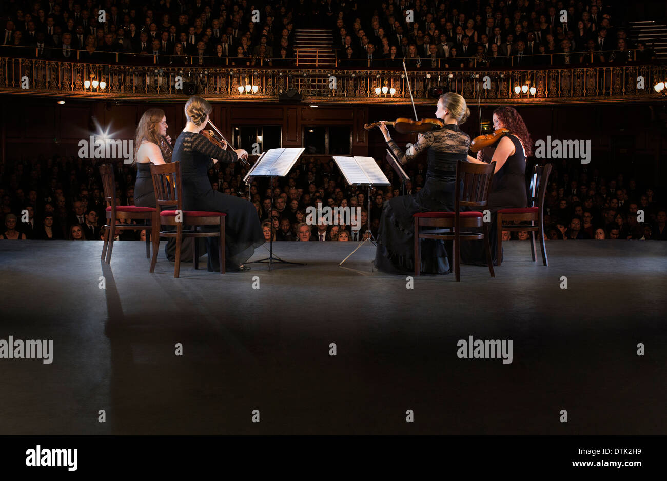 Quartet performing on stage in theater Banque D'Images