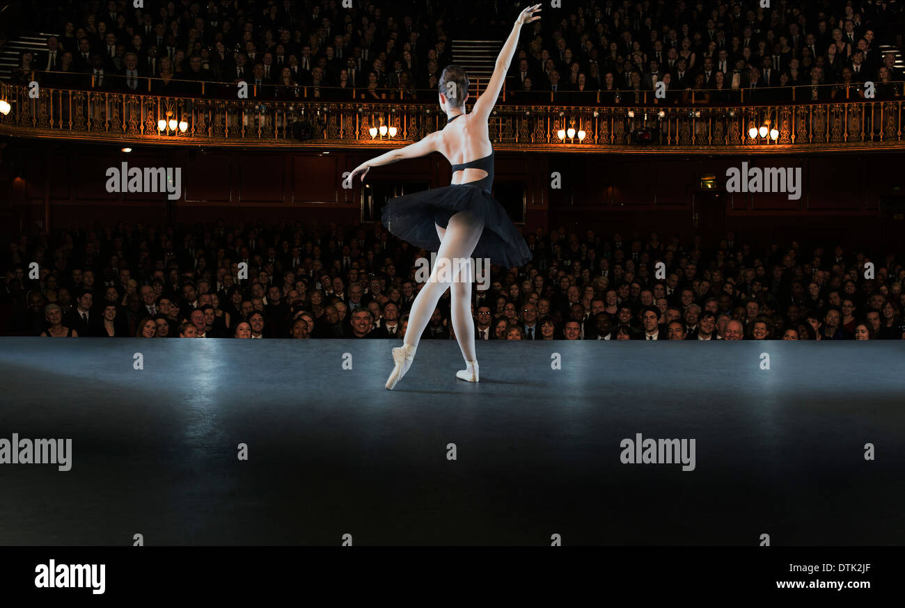 Ballerine performing on stage in theater Banque D'Images
