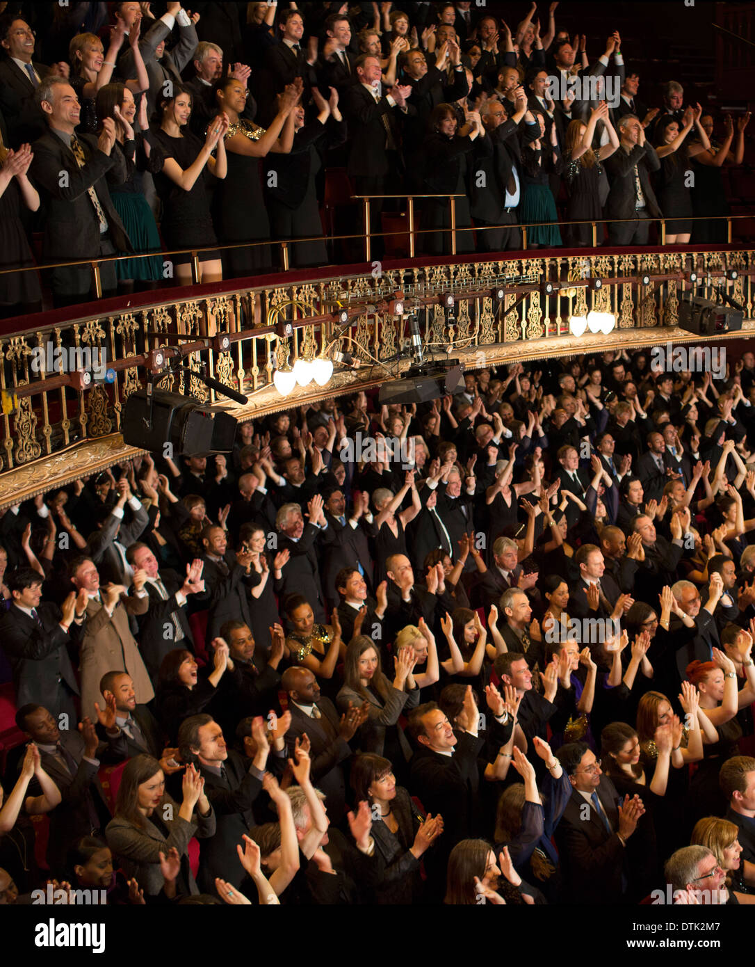 Audience applauding in theatre Banque D'Images