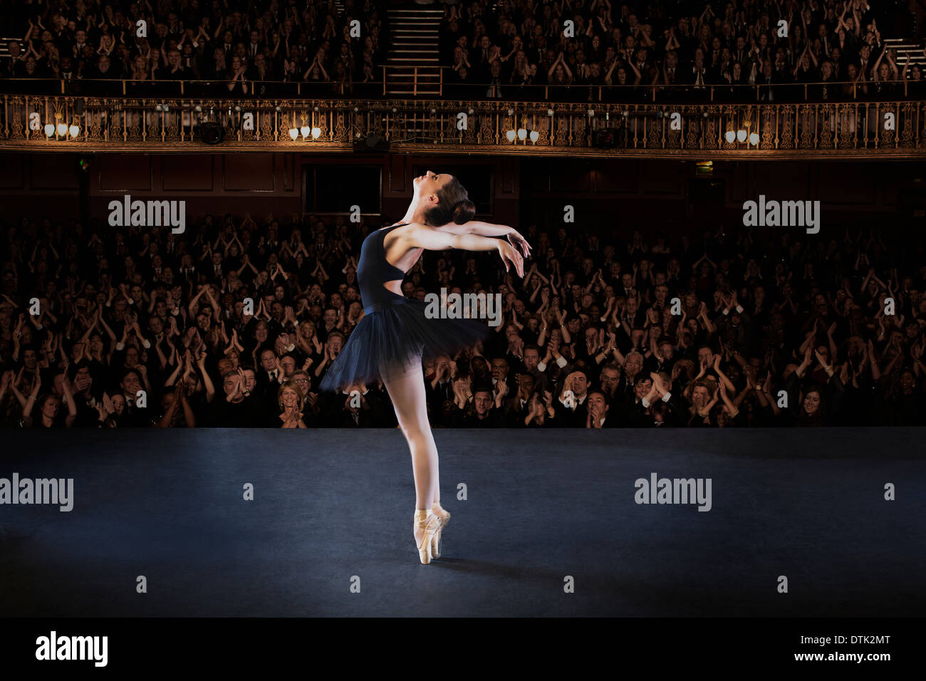 Ballerine performing on stage in theater Banque D'Images