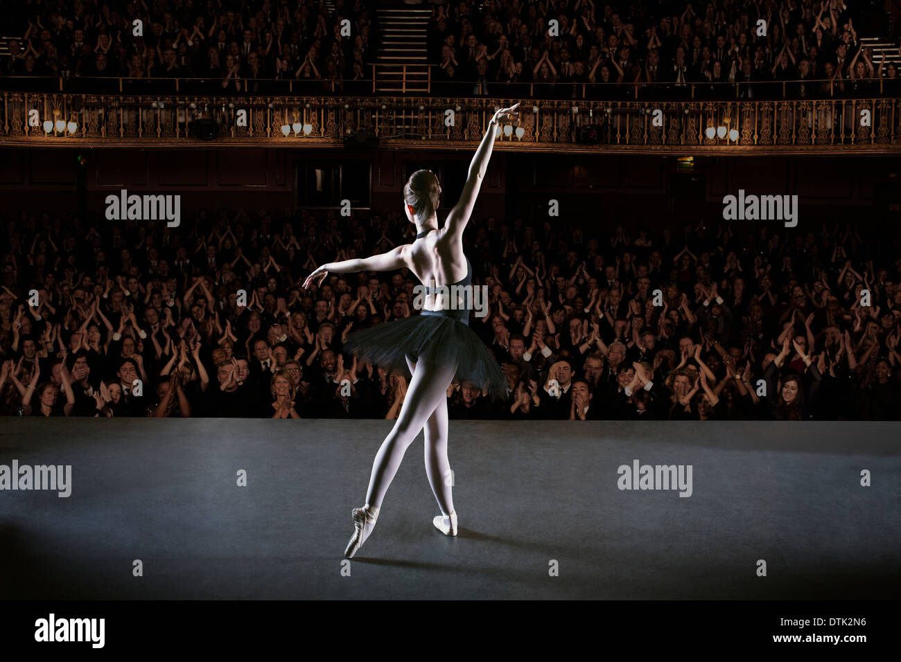 Ballerine performing on stage in theater Banque D'Images