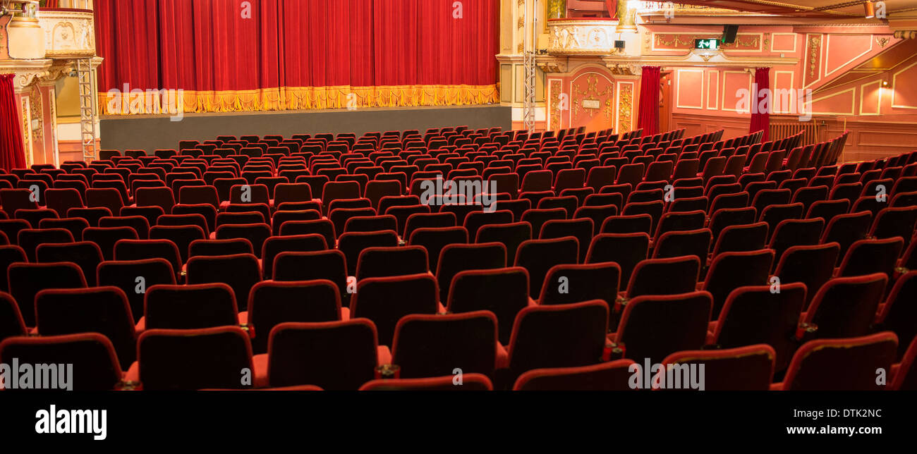 Chaises vides dans le théâtre Banque D'Images