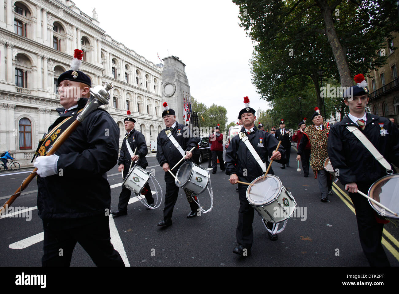 Autour de 400 anciens combattants de l'armée le long de Whitehall et passé le Parlement pour protester contre la décision d'ax, un bataillon du Régiment royal de fusiliers (RRT) à Londres Grande-bretagne 18 octobre 2012. Les députés sont mis à demander au gouvernement de reconsidérer sa décision, que les critiques prétendent a été motivée par une "correction politique" plutôt que d'une évaluation par les chefs de la défense. Dans un débat de la Chambre des communes, les ministres seront accusés de hache dans le bataillon de l'armée sous le programme de compressions budgétaires afin d'éviter la mise au rebut d'unités d'avance sur l'Écossais 2014 Référendum sur l'indépendance. Banque D'Images