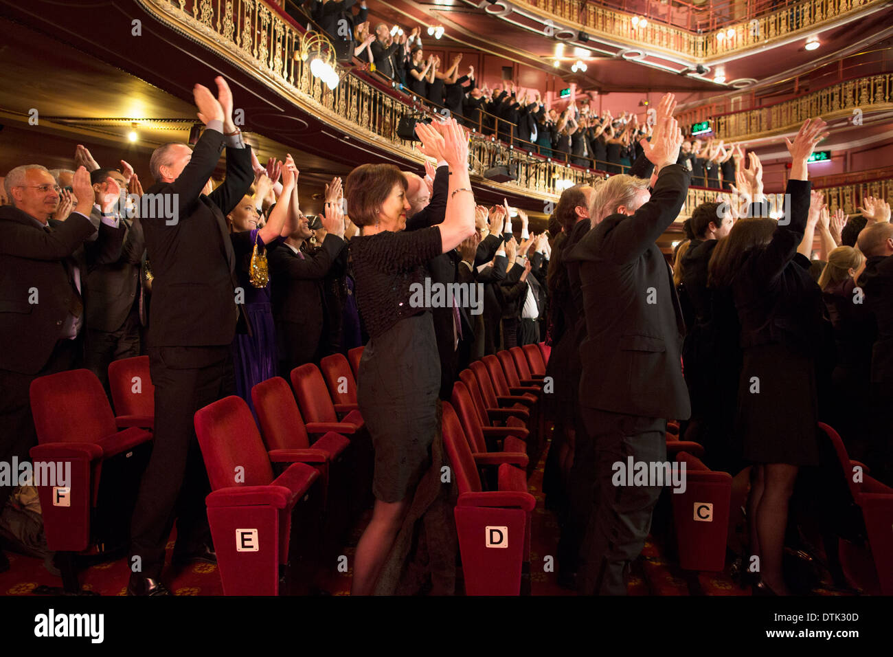 Audience applauding in theatre Banque D'Images