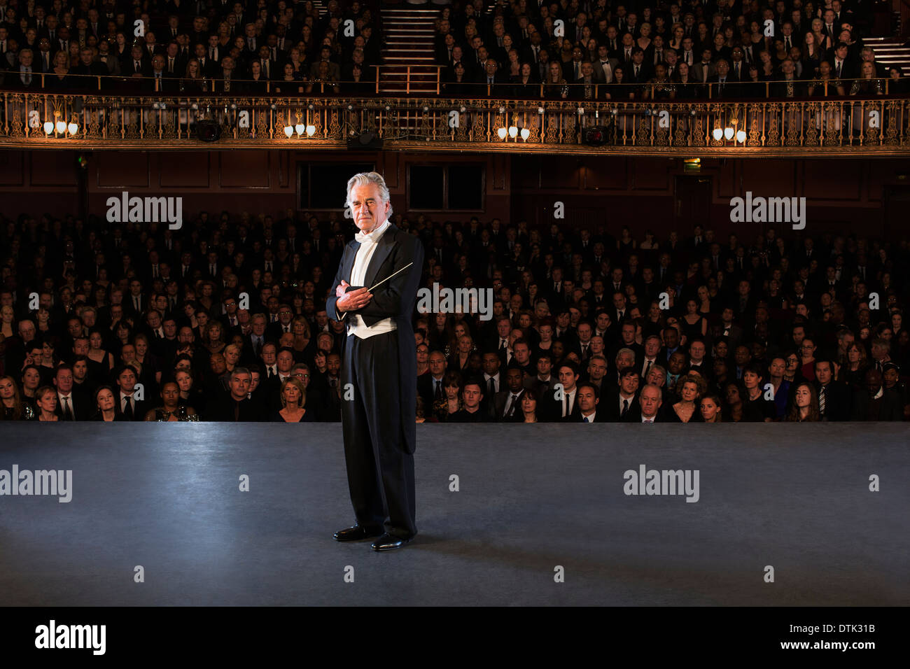 Orchestre posing on stage in theater Banque D'Images