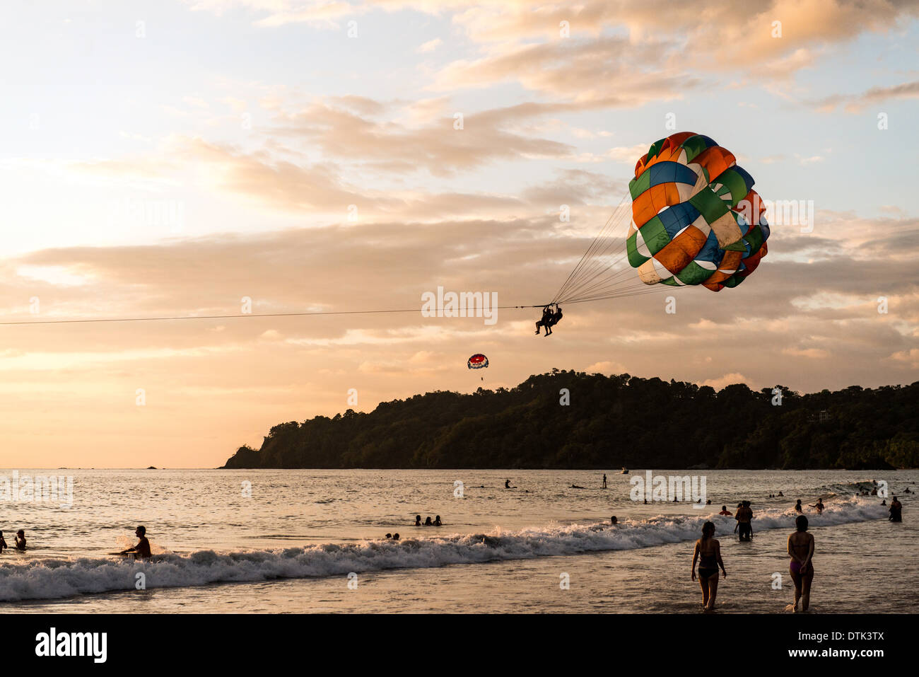 Le parapente au coucher du soleil, Parc National Manuel Antonio, Costa Rica Banque D'Images