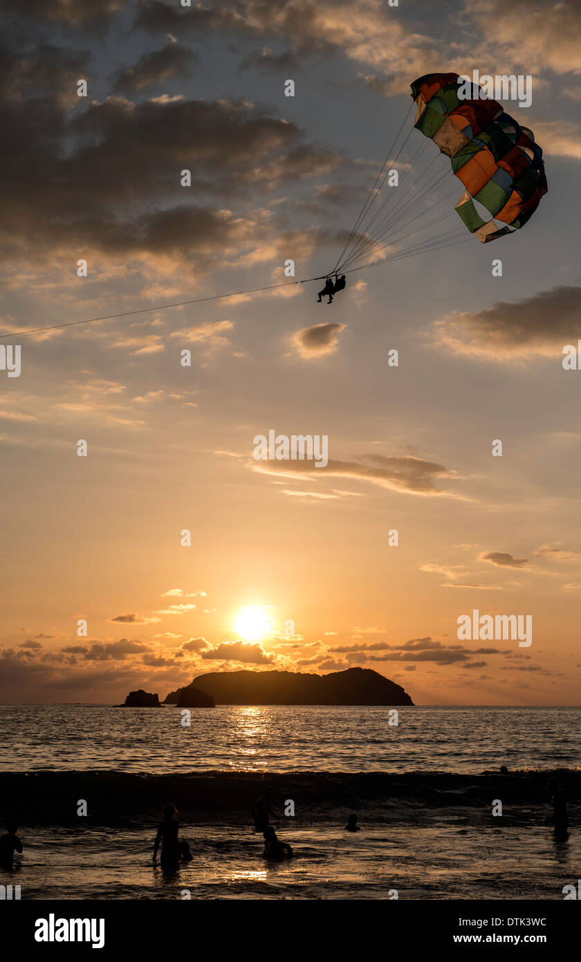 Le parapente au coucher du soleil, Parc National Manuel Antonio, Costa Rica Banque D'Images