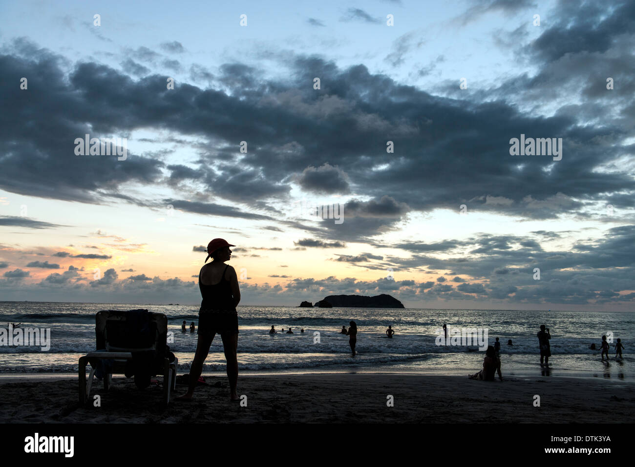 Personnes pour le coucher du soleil sur la plage par le Parc National Manuel Antonio, Costa Rica Banque D'Images