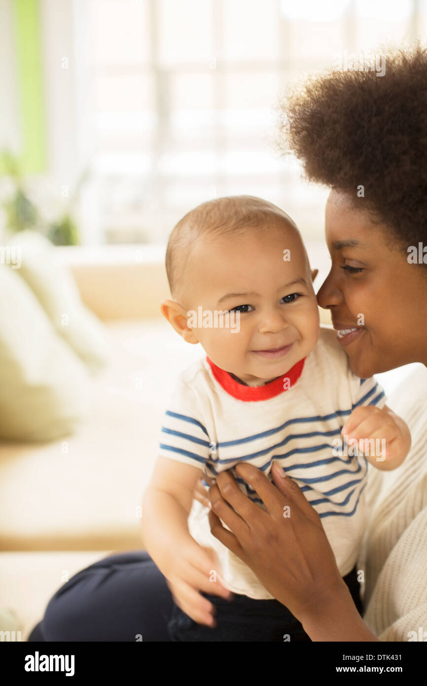 Mother holding baby boy sur canapé Banque D'Images