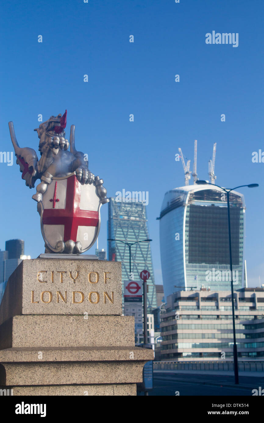 Ville de London dragon statue et à l'évolution de la crête derrière skyline avec 'râpe à fromage' et 'talkie walkie' gratte-ciel Londres Banque D'Images