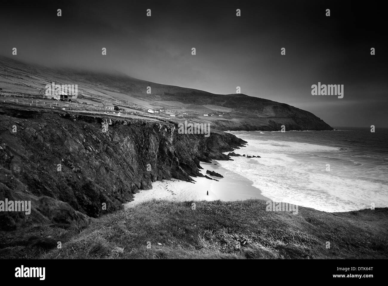 Photo en noir et blanc prises à Dingle, Kerry, Irlande, une personne seule dans la photo Banque D'Images
