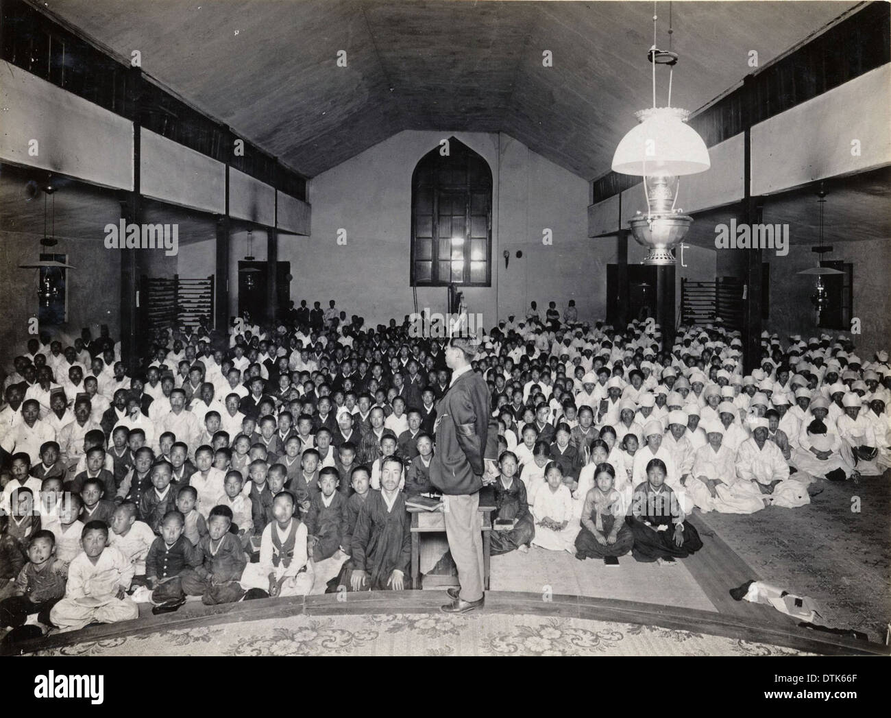 Cette photographie montre une réunion de prière à Pyeng Yang, capturée à une date non précisée, probablement au début du XXe siècle, mettant en lumière les pratiques culturelles et religieuses de la région. Banque D'Images
