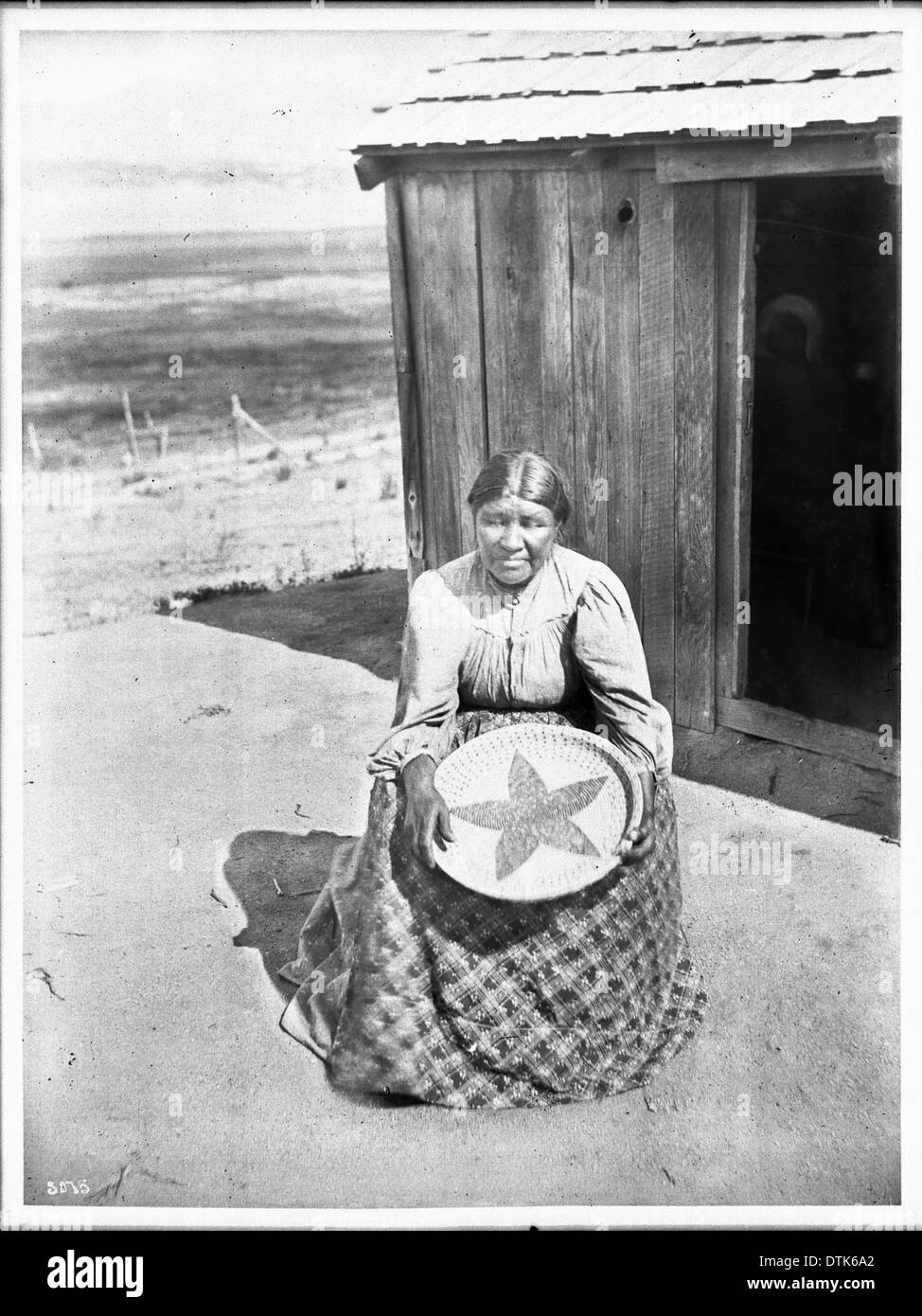 Une photographie de Ramona Lubo, l'épouse d'Alesandro, à son domicile en 1905, tenant un panier en forme d'étoile qu'elle a fait en sa mémoire. L'image reflète la signification culturelle de l'artisanat fait à la main. Banque D'Images