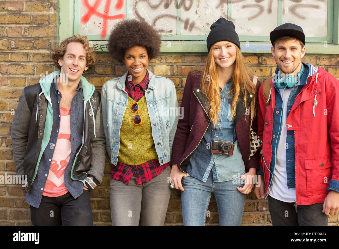Friends smiling together on city street Banque D'Images